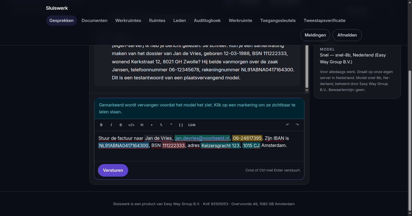 Chatvenster waarin gevonden persoonsgegevens tijdens het typen een kleur per categorie krijgen. Eén naam is aangeklikt en heeft een stippellijn: die blijft zichtbaar.